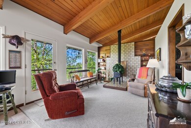 Family room off kitchen w views!