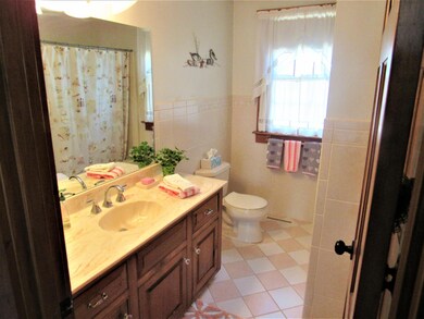 26 Jimmy Crowells bathroom 1st floor