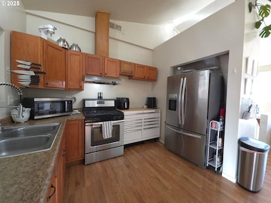 340 Kalapuya Way, Cottage Grove, OR 97424 - photo 3