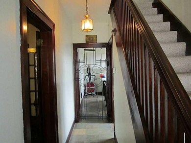 Entry/Foyer.