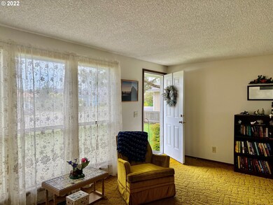 Living Room/Entrance