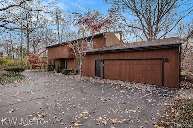 28485 S Harwich Dr, Farmington Hills, MI 48334 - photo 2