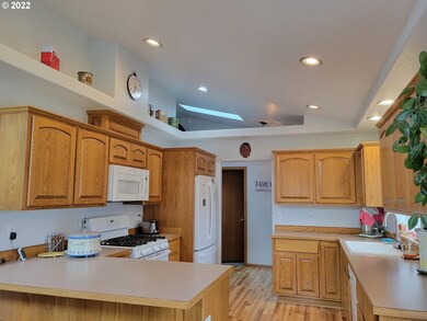 206 Nicholas Ct, Sutherlin, OR 97479 - photo 3