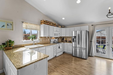 3104 SW Peridot Ave, Redmond, OR 97756 - photo 5