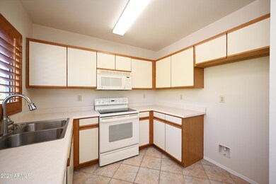 KItchen range & built-in microwave