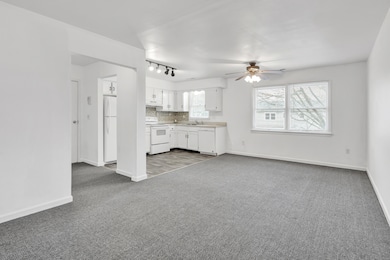 105 Carriage Path S unit 105 Carriage Path So, Milford, CT 06460 - photo 3