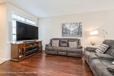 02_16FrostLane_1_LivingRoom_HiRes