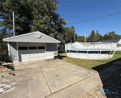 1 1/2 car garage with opener