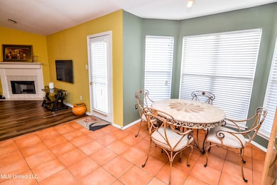 Breakfast Area w/Bay Window