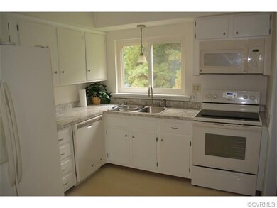 Bright Eat-in Kitchen, Side by side Frig, New Appl
