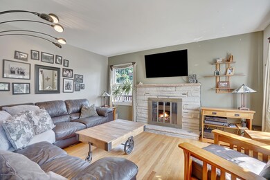 LIVING ROOM W/GAS FIREPLACE