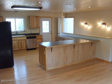 Open Kitchen w Breakfast Bar