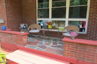 Front sitting porch