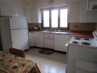 136 Washington Rd unit 1st flr, Springfield, MA 01108 - photo 5