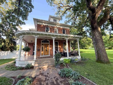 812 Maple Ave, Decorah, IA 52101 - photo 3