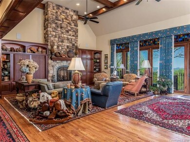 Great Room w/Built-Ins & Gas Fireplace