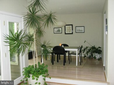 15518 Royal Crescent Ct, Dumfries, VA 22025 - photo 5