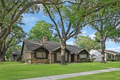 Beautiful mature well trimmed tree around. Just peaceful and tranquility