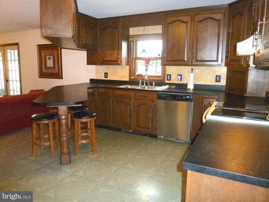 422 Catherine St, Greencastle, PA 17225 - photo 2