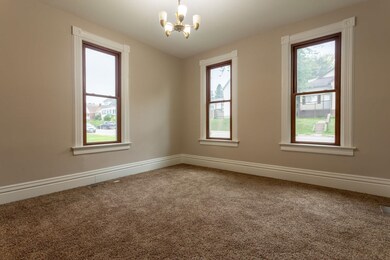 1554 N Grandview Ave, Dubuque, IA 52001 - photo 2