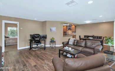 3009 N 43rd Pl-large-004-011-TOD7922-150