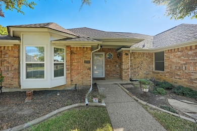 2732 Woodbridge Dr, Hurst, TX 76054 - photo 6