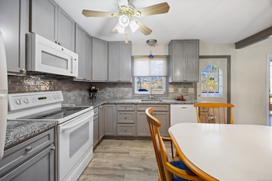 25 Stowe Ct, Hamden, CT 06514 - photo 2