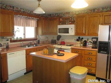 Kitchen Updated Oak Kitchen with Appliances Includ