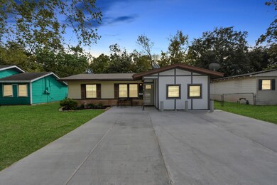 1017 W Snyder St, Alvin, TX 77511 - photo 2