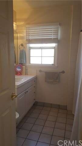 Bathroom 1 (1st view)