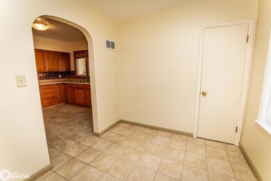 1411 S Center St, Marshalltown, IA 50158 - photo 6