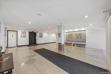 Saratogian unit 5E, Bronx, NY 10470 - photo 2