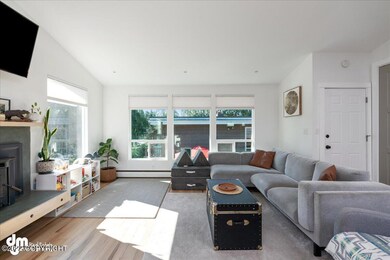 05-Living Room_MAX4705