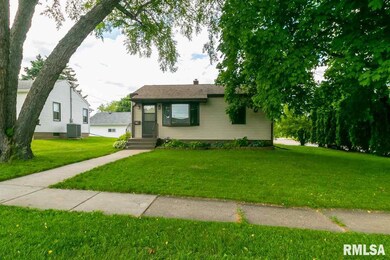 1306 W 38th St, Davenport, IA 52806 - photo 2