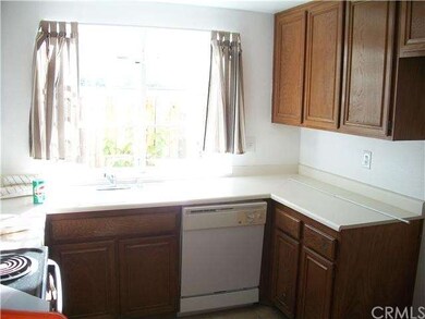 Clean And Bright Kitchen!