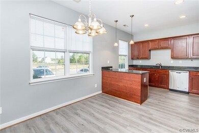 Love the natural light and there is lots of it, pl