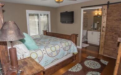 03_masterbed1