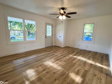 709 E 25th St S, Newton, IA 50208 - photo 2