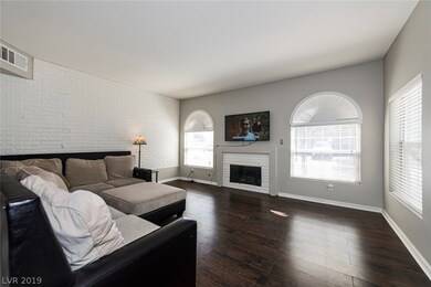  VERY LARGE LIVING ROOM!!!