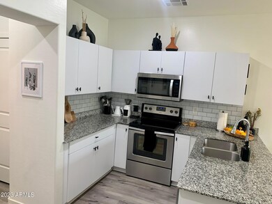 kitchen w/granite counters