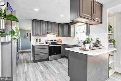 15328 Edgehill Dr, Dumfries, VA 22025 - photo 2