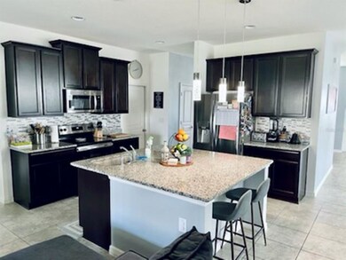 Kitchen w/Island & Breakfast Bar