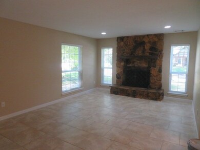 28 E Castle Harbour Dr, Friendswood, TX 77546 - photo 4