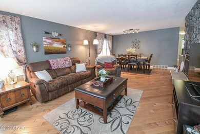 2217 Fallcreek Ct, Grand Forks, ND 58201 - photo 2