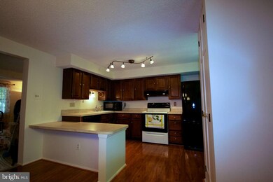 8665 Rising Creek Ct, Springfield, VA 22153 - photo 4