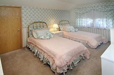 darling little ladies room with large wa