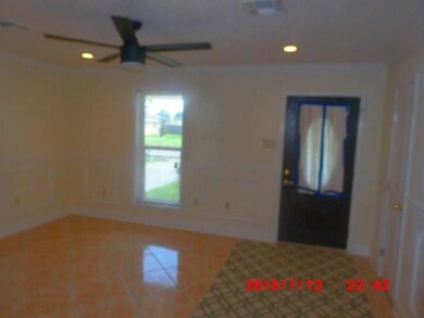 Spacious living roof, beautiful ceramic tile floor