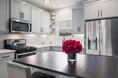Kitchen with a sink, open shelves, stainless stee
