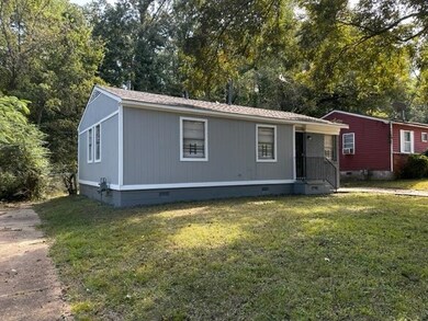 Manufactured / mobile home featuring a front lawn