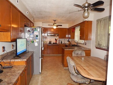 Eat-in kitchen with appliances